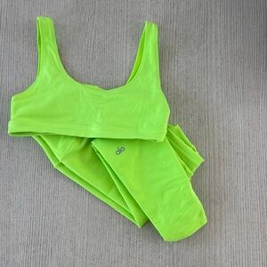 EUC ALO YOGA NEON GREEN SET (OG)